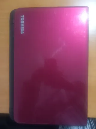 Ordenador portátil Toshiba rojo