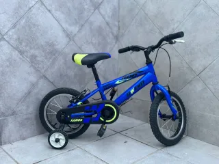 Bicicleta infantil azul y negra