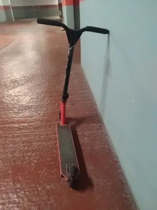 Patinete rojo con manillar giratorio