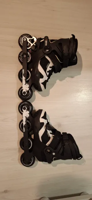 Patines en línea negros casi nuevos