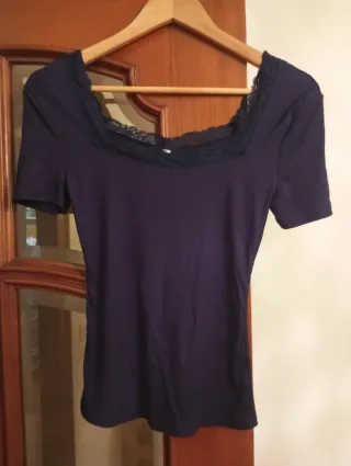 Camiseta azul marino mujer con encaje
