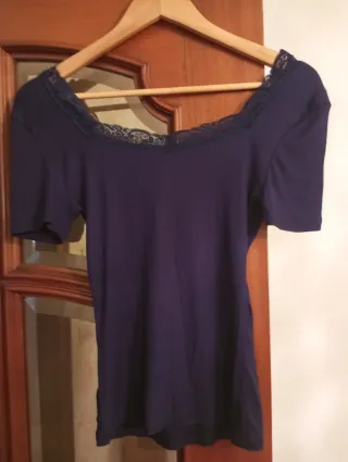 Camiseta azul marino mujer con encaje
