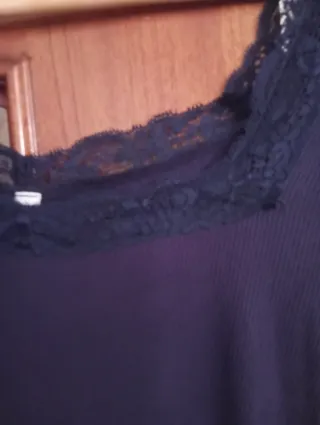 Camiseta azul marino mujer con encaje