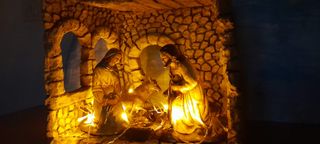 Portal Belén artesanal piedra ventanl figuras 30cm