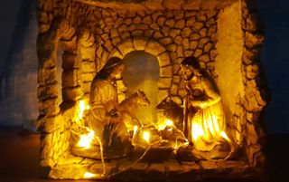 Portal Belén artesanal piedra ventanl figuras 30cm