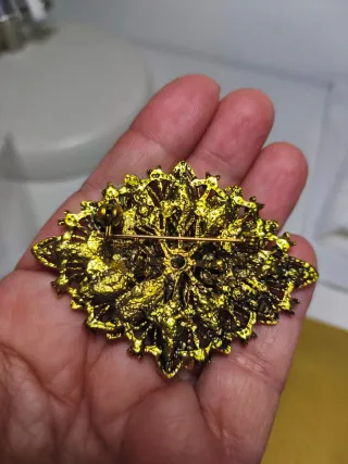 Broche en oro viejo