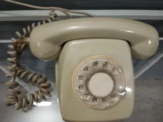 Teléfono antiguo beige
