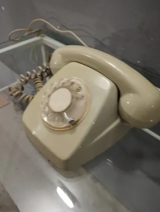 Teléfono antiguo beige