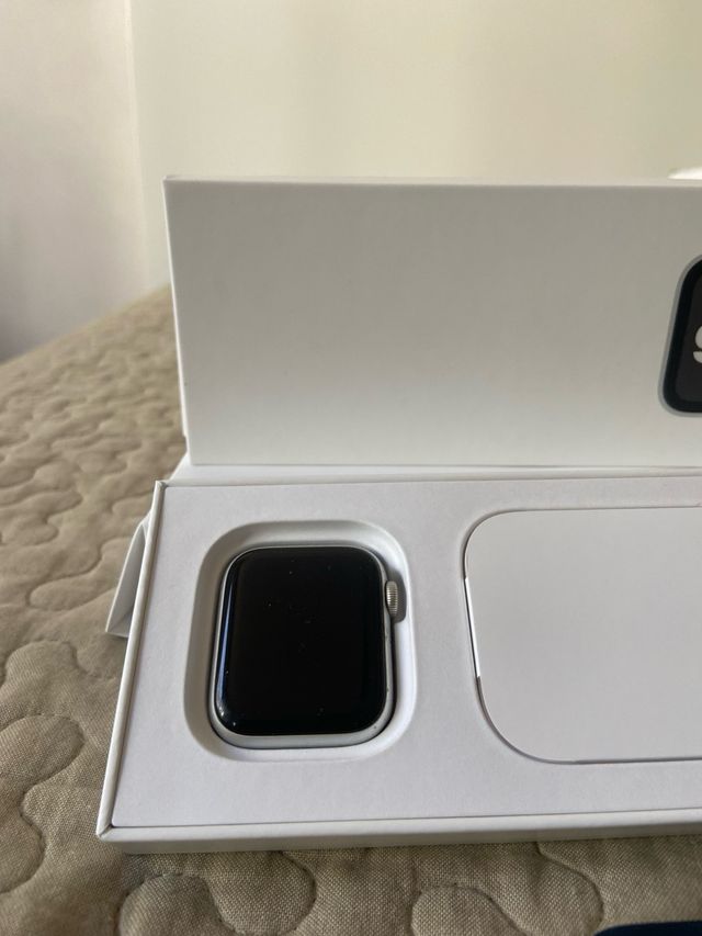 Apple Watch SE 40mm Argento con Cinturini