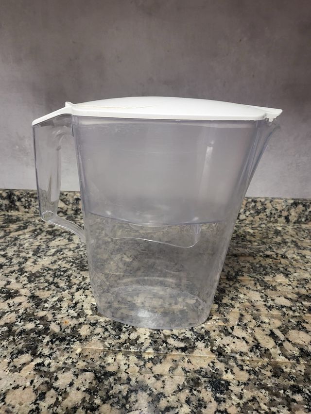 Jarra de agua transparente y blanca