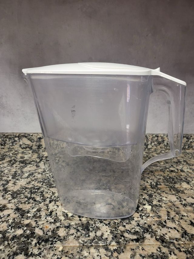 Jarra de agua transparente y blanca