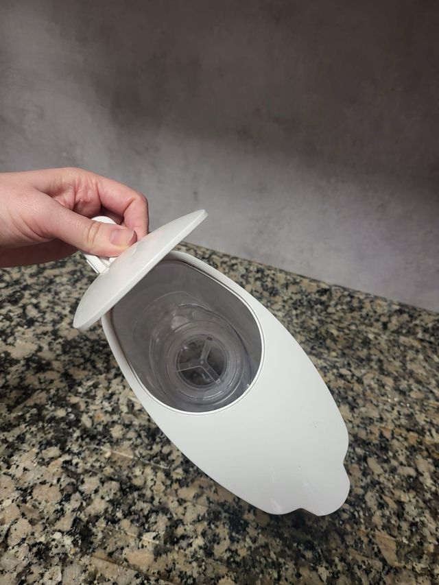 Jarra de agua transparente y blanca