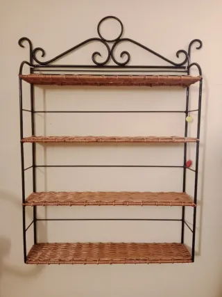 Estantería metal y mimbre