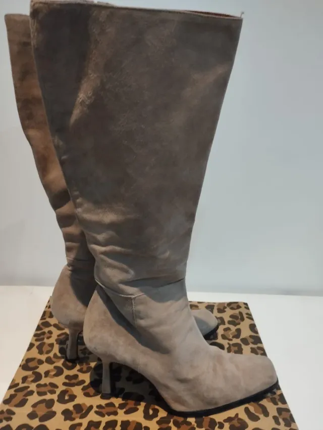 Botas altas beige talla 40
