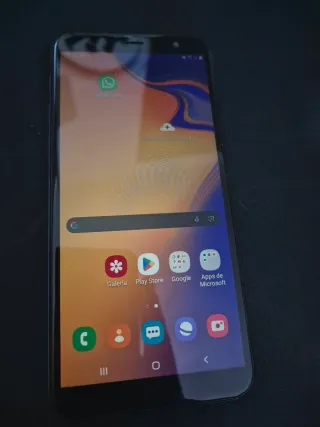 Samsung Galaxy J4 Plus con custodia