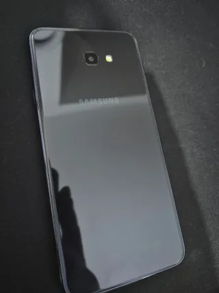 Samsung Galaxy J4 Plus con custodia