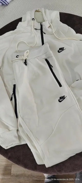 Conjunto deportivo blanco