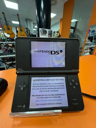 Nintendo DSi XL con funda y cargador