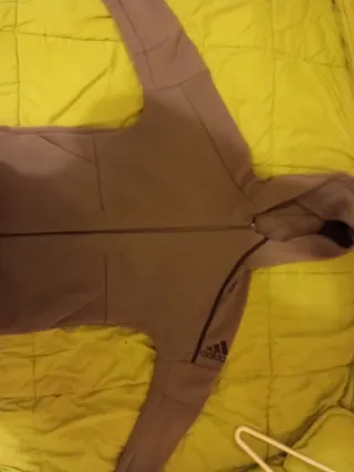 Sudadera Adidas con cremallera y capucha