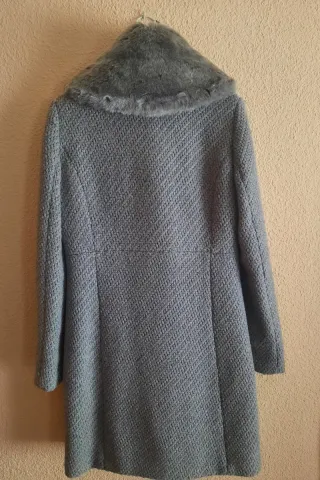 Abrigo NAF NAF gris con cuello de pelo