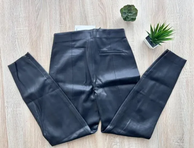 Pantalón efecto piel Mango negro