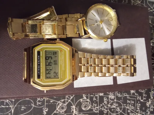 Relojes dorados estilo vintage