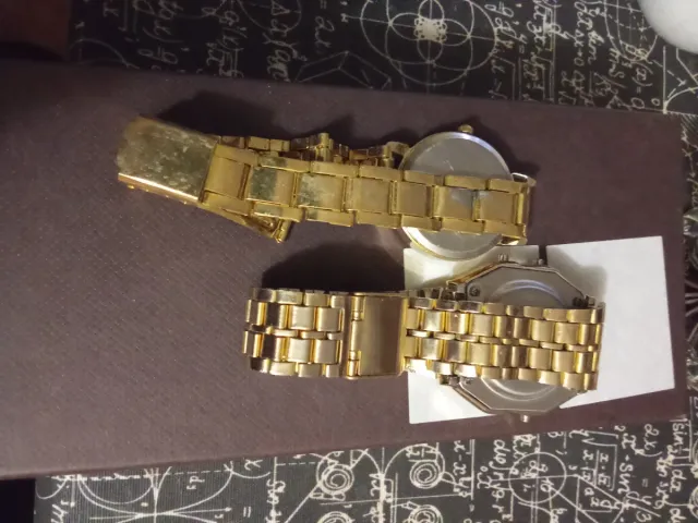 Relojes dorados estilo vintage