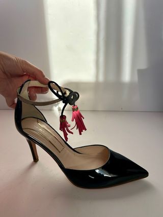 Tacones punta charol piel