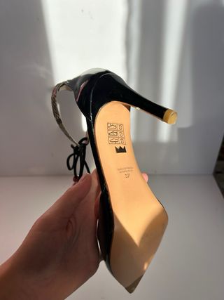 Tacones punta charol piel