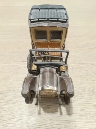 Coche antiguo decorativo