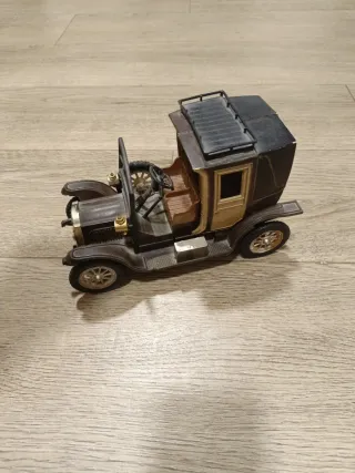 Coche antiguo decorativo