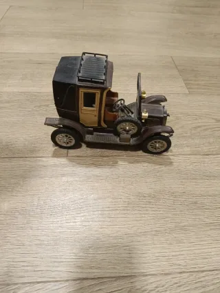 Coche antiguo decorativo