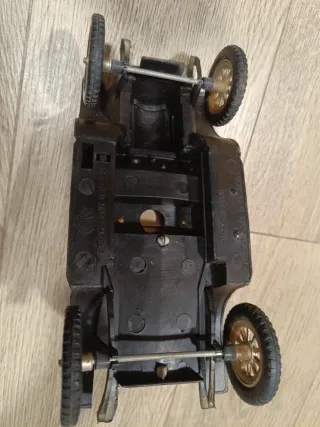 Coche antiguo decorativo