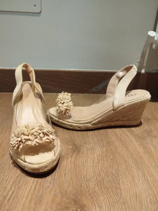 Sandalias cuña transparentes beige flores