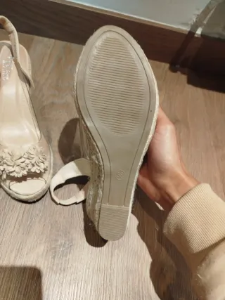 Sandalias cuña transparentes beige flores