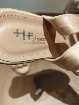 Sandalias cuña transparentes beige flores