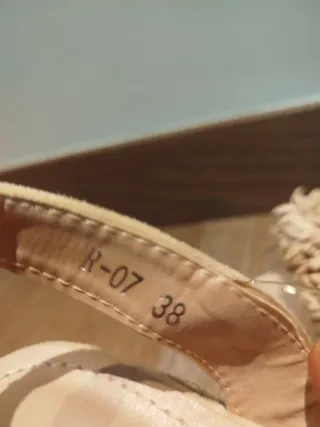 Sandalias cuña transparentes beige flores