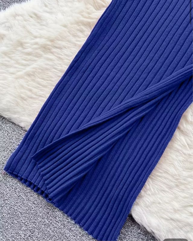 Vestito blu in maglia aderente