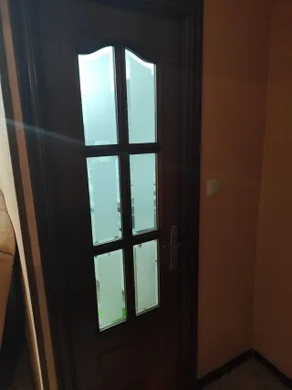 Puerta de madera con cristal