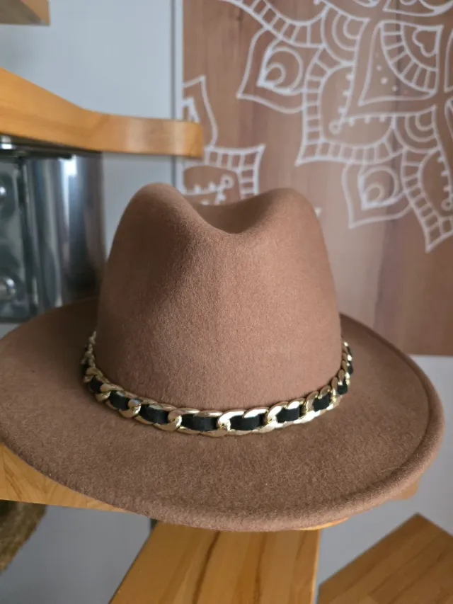 Gorro Zara marrón con cadena dorada