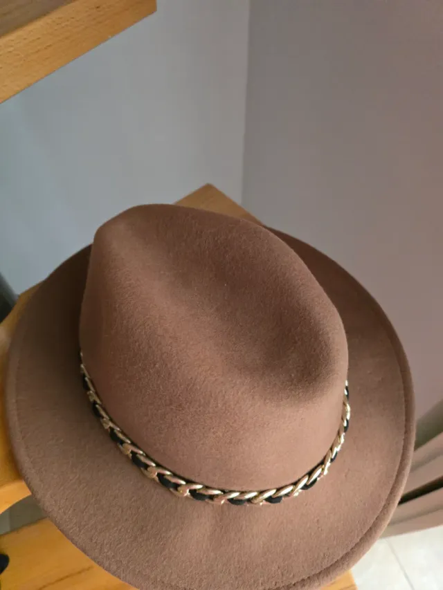 Gorro Zara marrón con cadena dorada