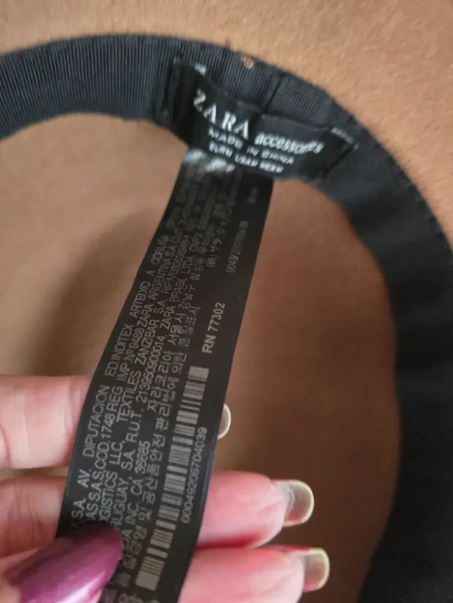 Gorro Zara marrón con cadena dorada