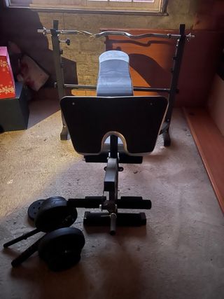 Banco de pesas con barra y discos