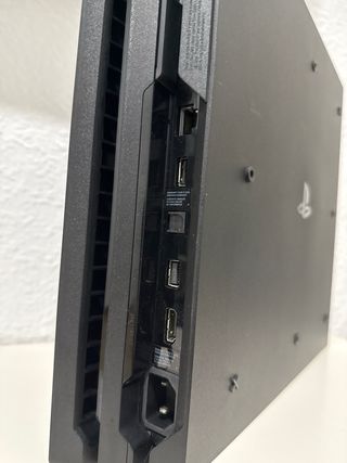 PS4 Pro 1TB + Dualshock 4 + Bloodborne