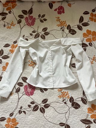 Camisa palabra de honor con tirantes pedrería