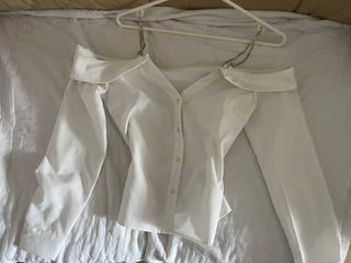 Camisa palabra de honor con tirantes pedrería