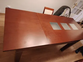 Mesa de comedor de madera y cristal