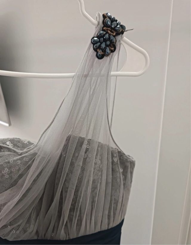 Vestido de fiesta azul y plateado