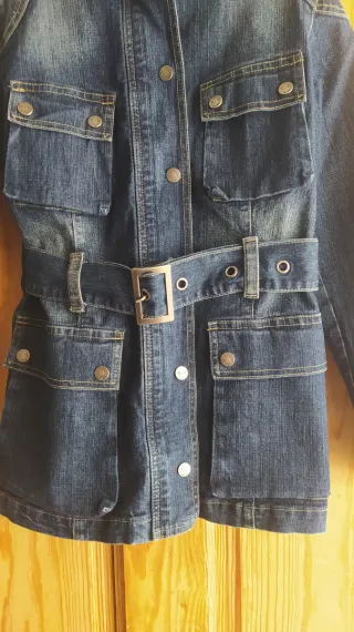 Abrigo vaquero azul con cinturón