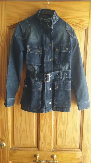 Abrigo vaquero azul con cinturón